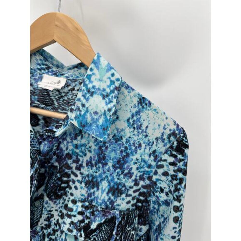 Jaclyn Smith Collection Top Women LARGE Blue Snakeskin Print Button Down - Picture 5 of 9